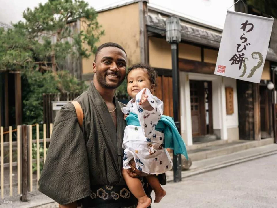 [Kyoto Private Guided Tour] 4-Hour In-Depth Walk Through Gion & Nishiki Market | Exclusive Guided Tour & Photographer Included / Guided Tour (Optional)