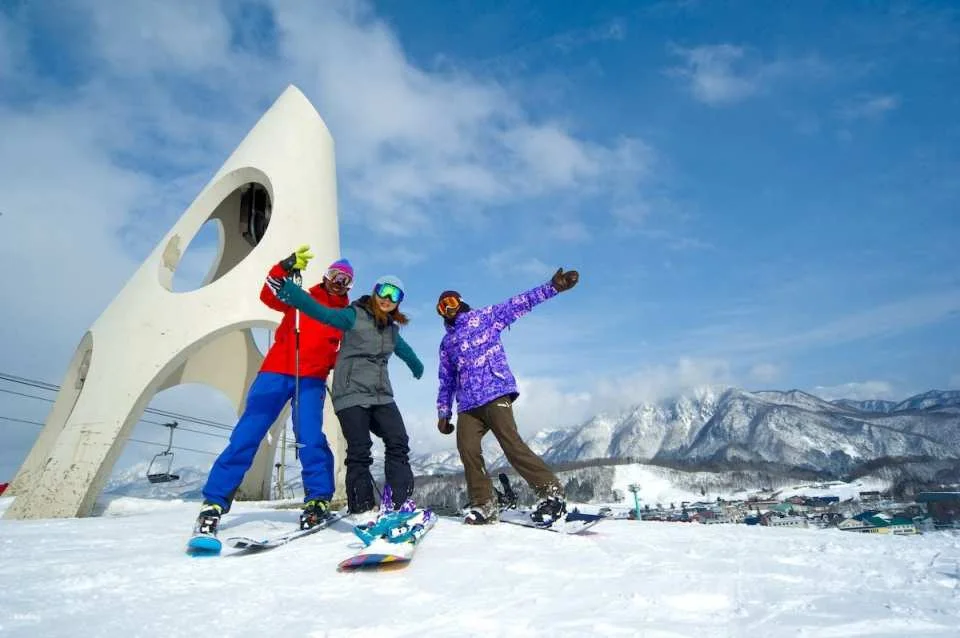 Tsugaike Sanso Resort in Nagano, Japan (Tigaike Plateau Ski Resort) Cable Car 1-Day Ticket & Ski Equipment & Clothing Rental