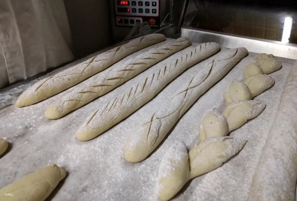 [Small Group] French Baking Class: Baguettes and Croissants in Paris | France