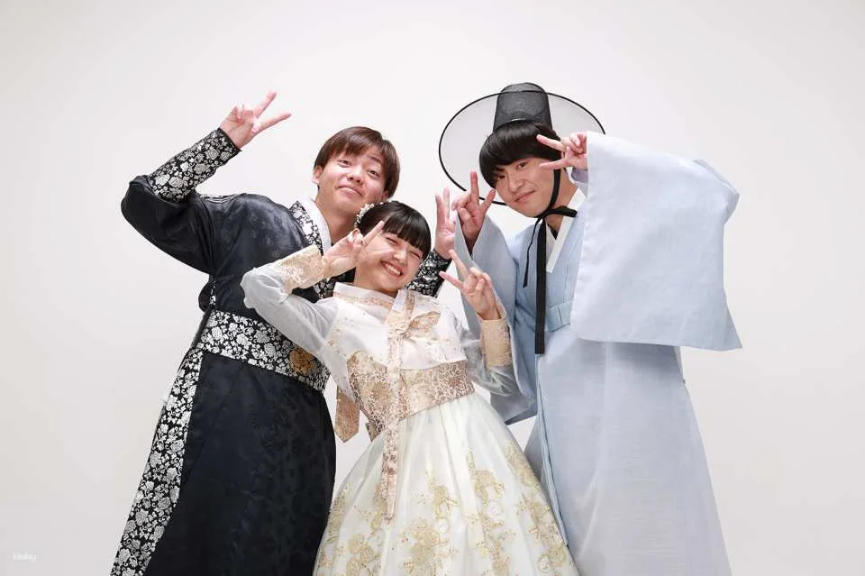 [Departure from Seoul] Hanbok rental + photo studio shooting or Gyeongbokgung Palace outdoor shooting tour