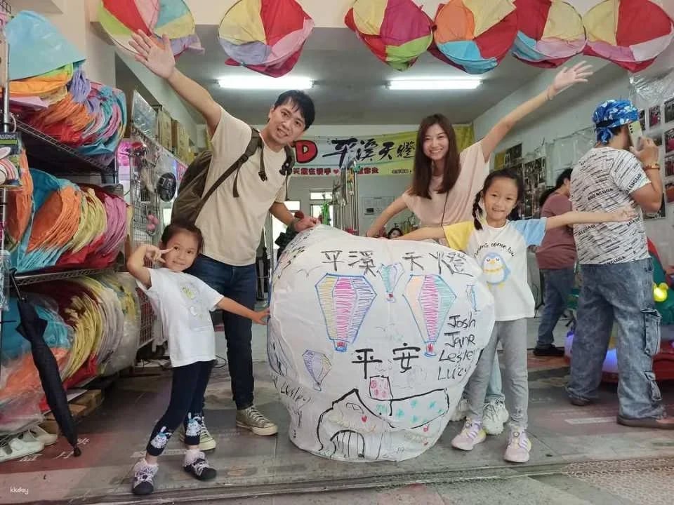 New Taipei Pingxi Old Street Sky Lantern Experience|The first sky lantern store in Pingxi