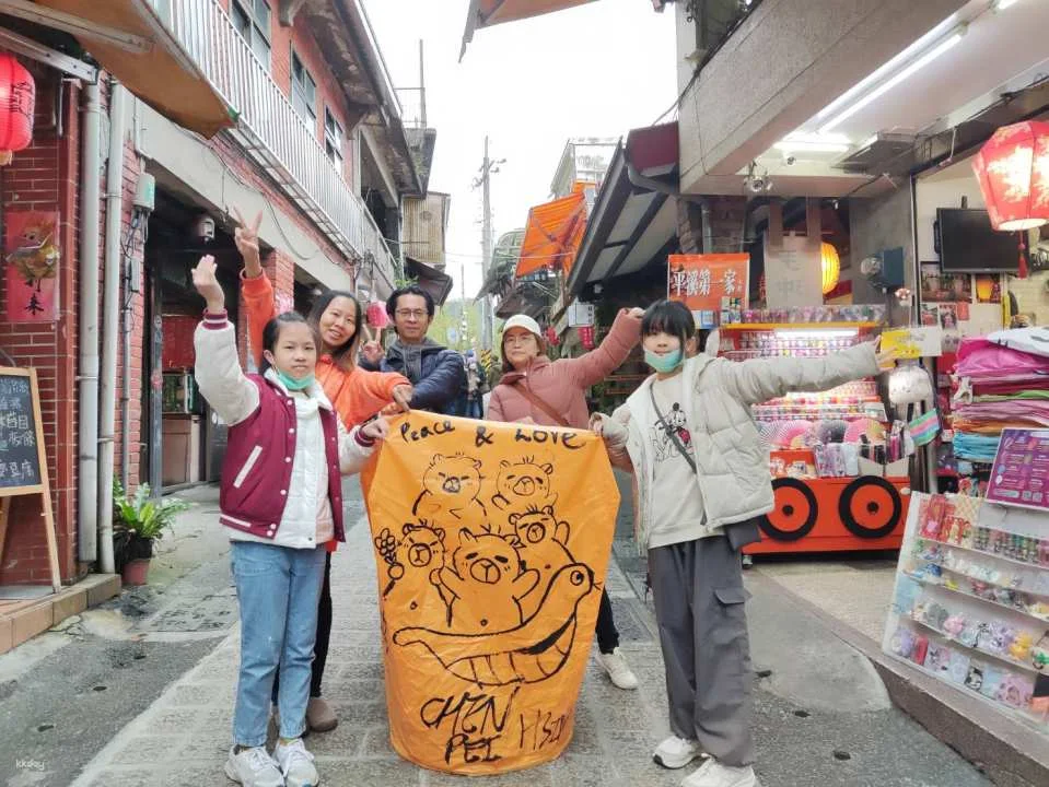 New Taipei Pingxi Old Street Sky Lantern Experience｜The first sky lantern store in Pingxi
