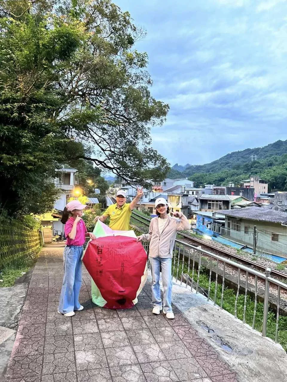 New Taipei Pingxi Old Street Sky Lantern Experience｜The first sky lantern store in Pingxi