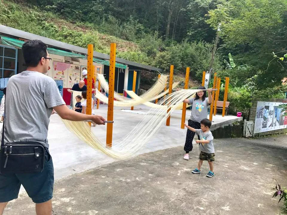 HSU’s Noodle in Shiding, New Taipei City | Flowing Noodles, Handmade Noodles, & Scallion Pancake DIY Experience | Family-Friendly Attraction in New Taipei