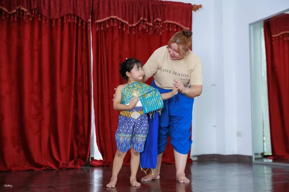Thai Dance Class by Love Season Studio | Thailand