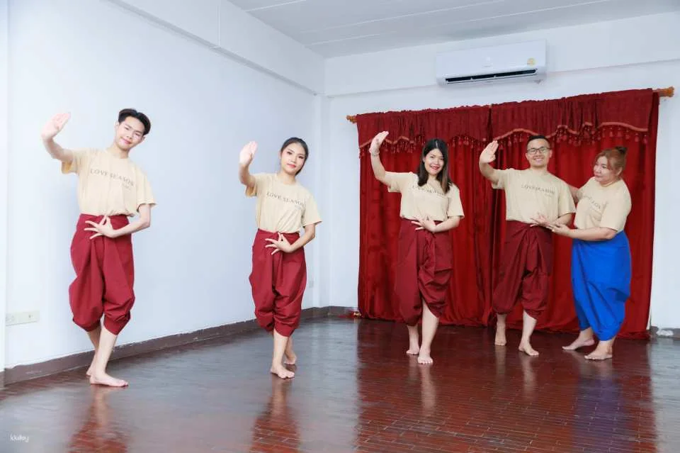 Thai Dance Class by Love Season Studio | Thailand