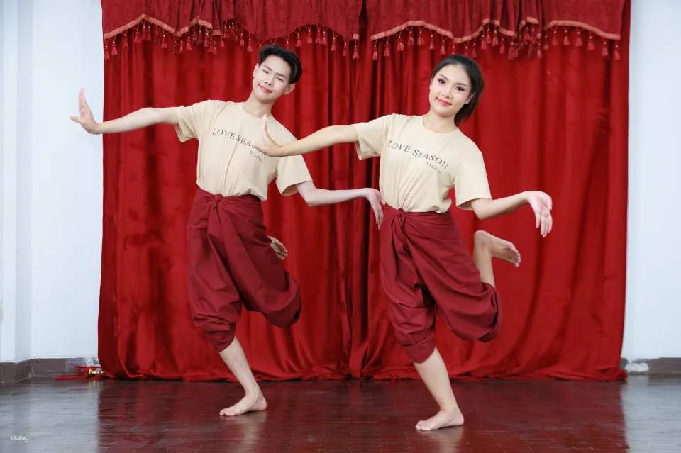 Thai Dance Class by Love Season Studio | Thailand