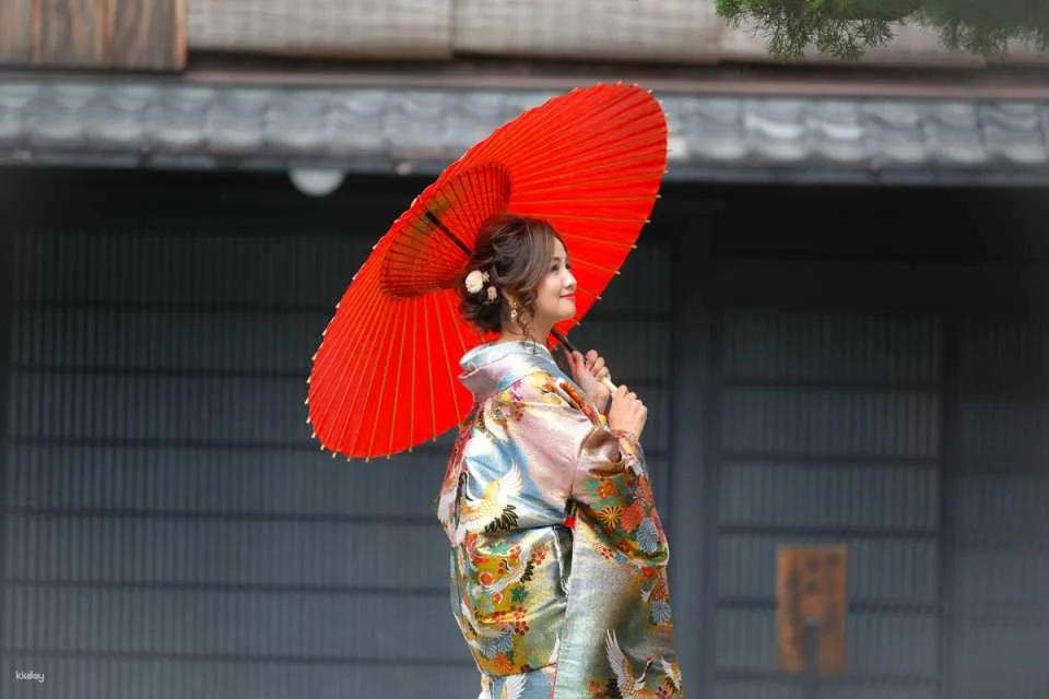 Premium Japanese Uchikake Kimono Rental & Professional Photoshoot in Kyoto | Kimono Rental Hana