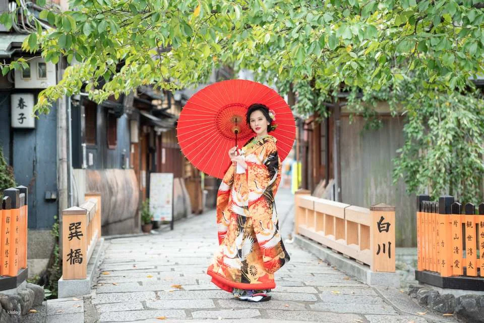 Premium Japanese Uchikake Kimono Rental & Professional Photoshoot in Kyoto | Kimono Rental Hana