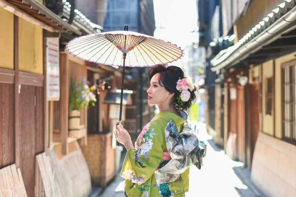 Premium Japanese Uchikake Kimono Rental & Professional Photoshoot in Kyoto | Kimono Rental Hana