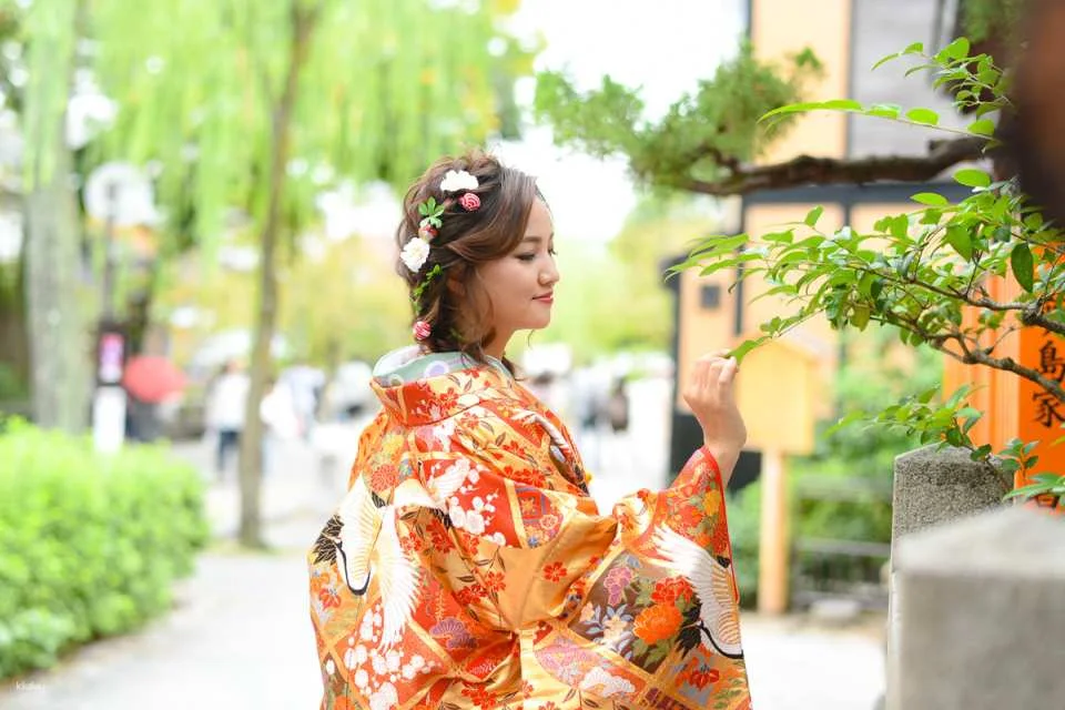Premium Japanese Uchikake Kimono Rental & Professional Photoshoot in Kyoto | Kimono Rental Hana