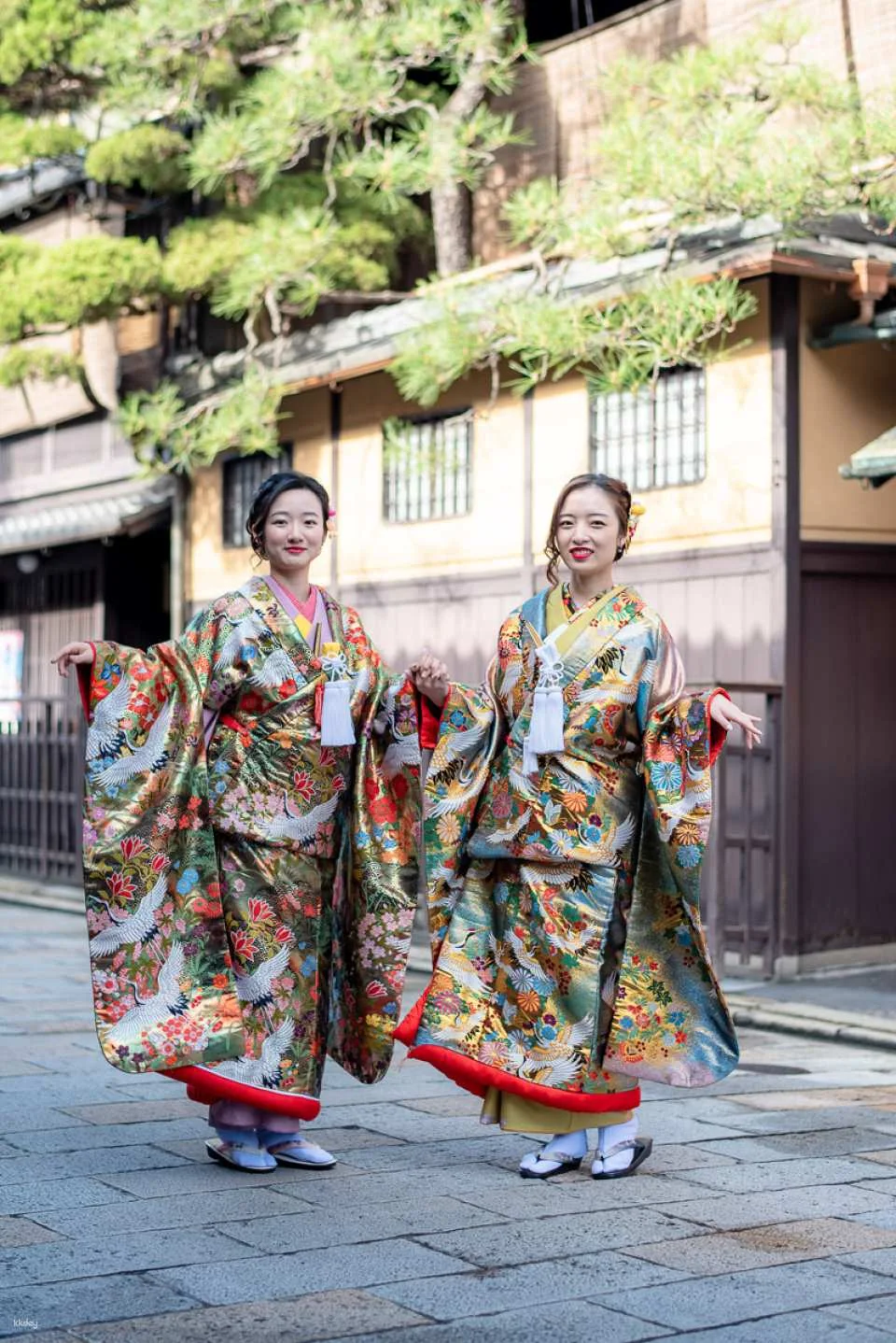 Premium Japanese Uchikake Kimono Rental & Professional Photoshoot in Kyoto | Kimono Rental Hana