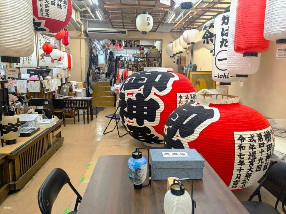 Fukuoka Traditional Chochin Lantern Painting Experience