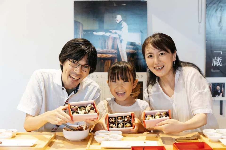 Just 20 minutes from Nagoya Station! Experience the 150-year history of Sato Brewery's miso brewery! Make your own original miso balls at this workshop. (536786)