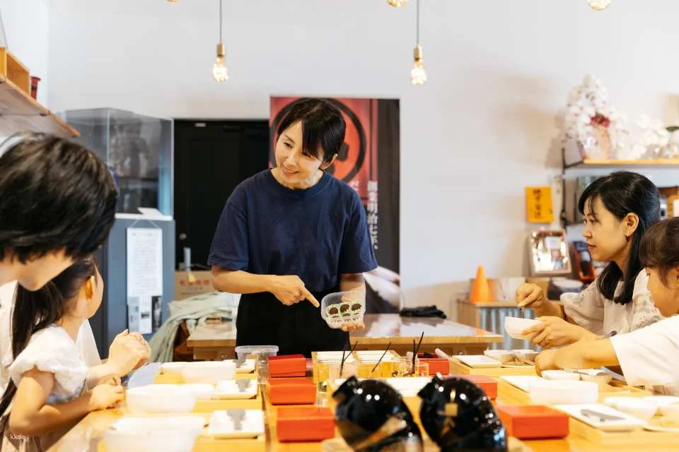 Just 20 minutes from Nagoya Station! Experience the 150-year history of Sato Brewery's miso brewery! Make your own original miso balls at this workshop.