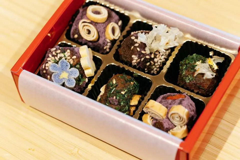Just 20 minutes from Nagoya Station! Experience the 150-year history of Sato Brewery's miso brewery! Make your own original miso balls at this workshop.