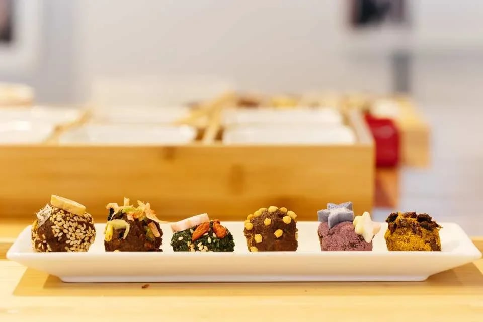 Just 20 minutes from Nagoya Station! Experience the 150-year history of Sato Brewery's miso brewery! Make your own original miso balls at this workshop.