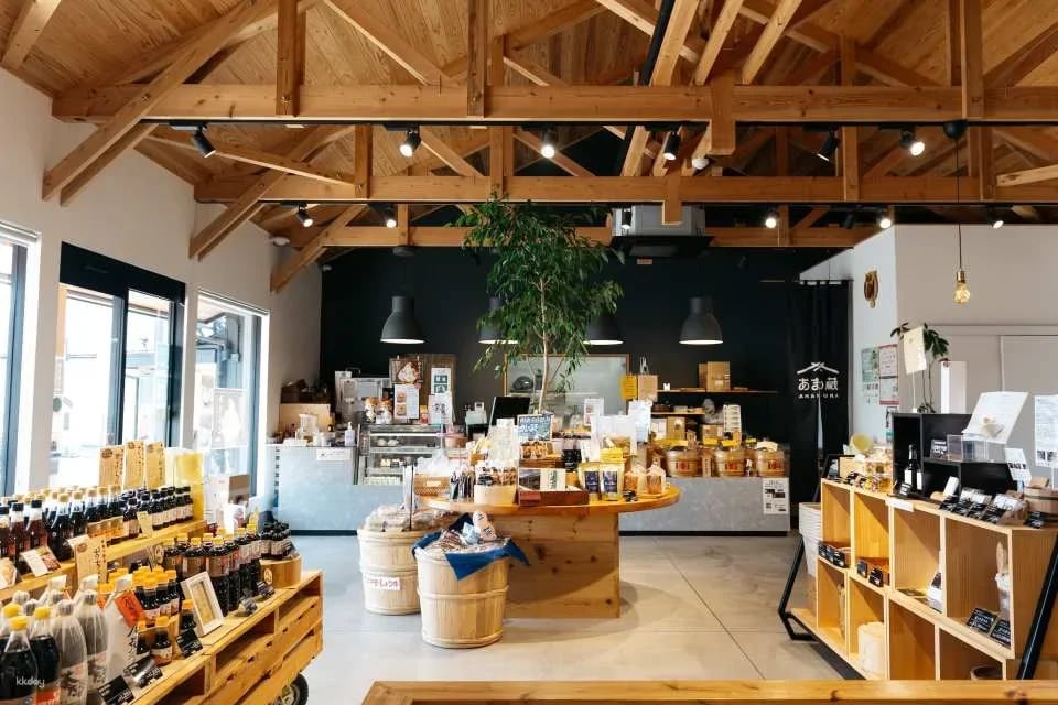 Just 20 minutes from Nagoya Station! Experience the 150-year history of Sato Brewery's miso brewery! Make your own original miso balls at this workshop.