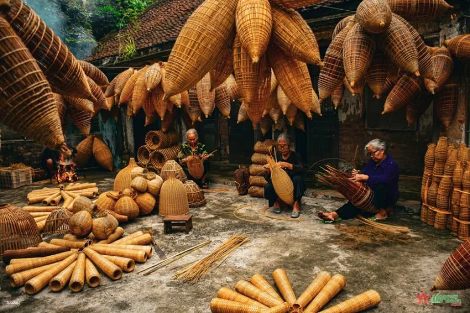 From Ha Noi city - Full day visit Bat Trang pottery village and Fish trap Village