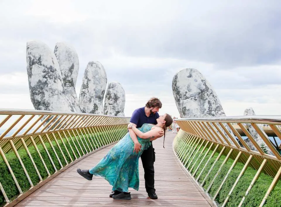 3 Hours Golden Bridge Photoshoot in Ba Na Hills