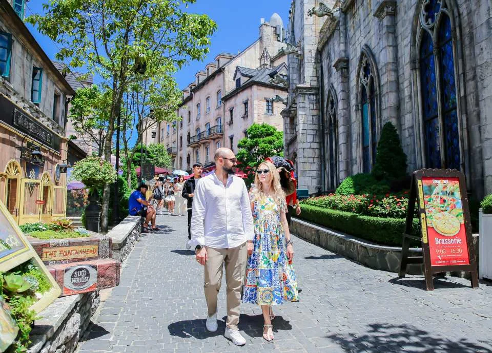 3 Hours Golden Bridge Photoshoot in Ba Na Hills