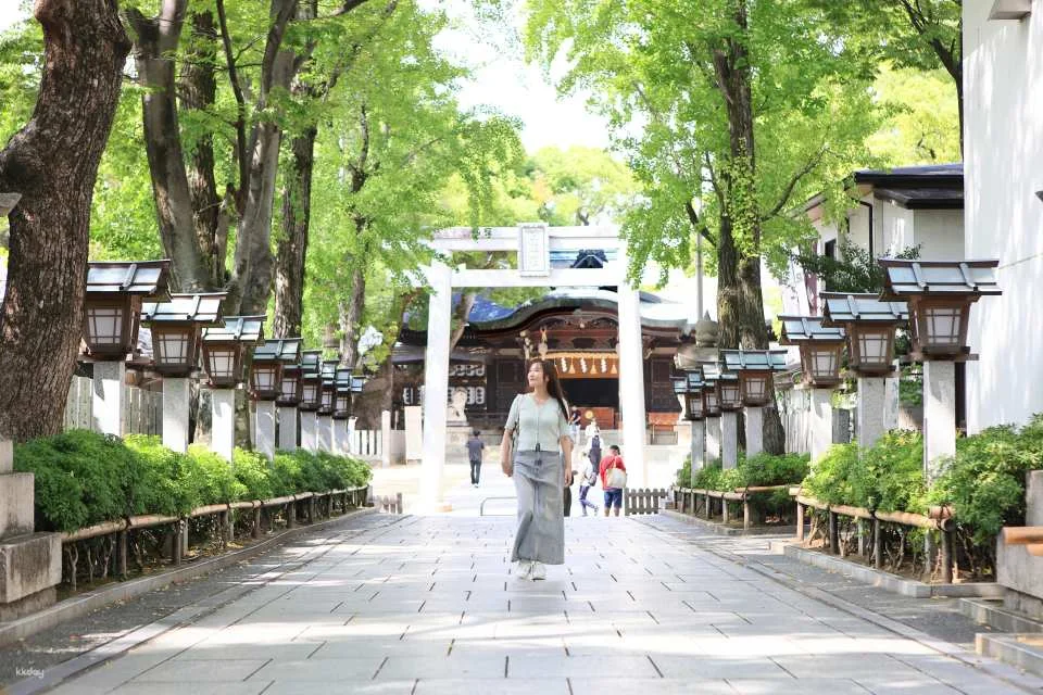 Half-day trip to Osaka Ishikiri Kenja Shrine for worship and to explore the local cuisine.