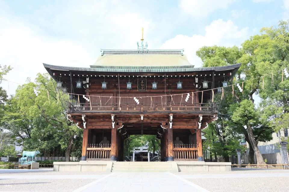Half-day trip to Osaka Ishikiri Kenja Shrine for worship and to explore the local cuisine.