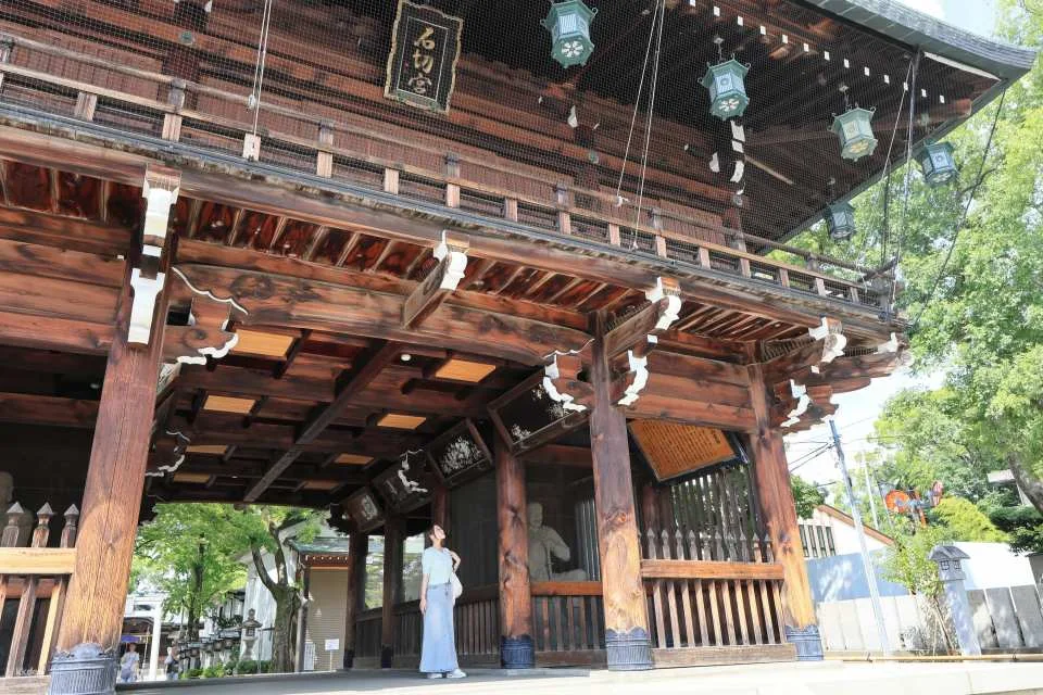 Half-day trip to Osaka Ishikiri Kenja Shrine for worship and to explore the local cuisine.