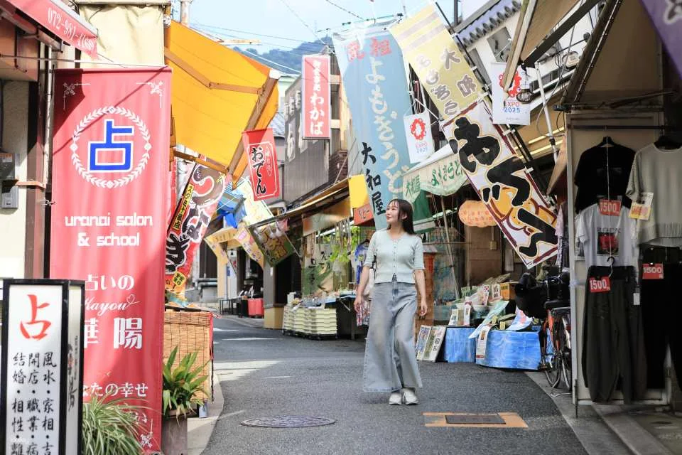 Half-day trip to Osaka Ishikiri Kenja Shrine for worship and to explore the local cuisine.