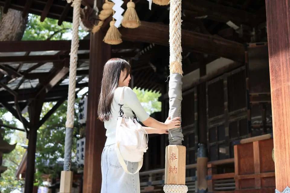 Half-day trip to Osaka Ishikiri Kenja Shrine for worship and to explore the local cuisine.