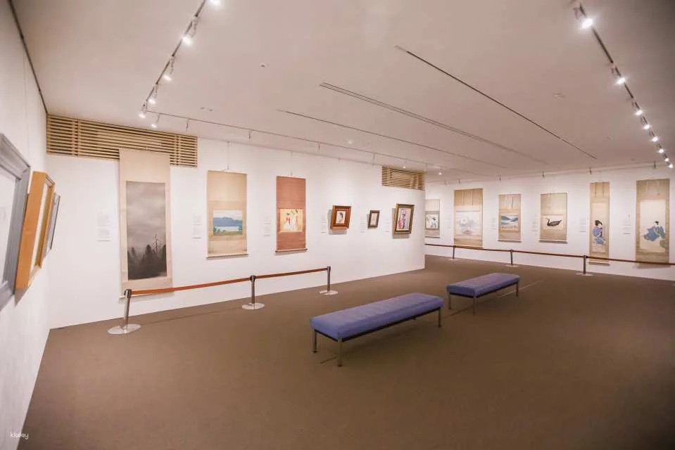 Special guided tour of the Kobayashi Museum of Art in Osaka and a leisurely half-day trip to enjoy Japanese sweets.