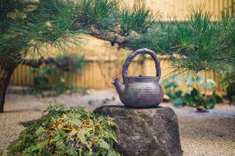Special guided tour of the Kobayashi Museum of Art in Osaka and a leisurely half-day trip to enjoy Japanese sweets.