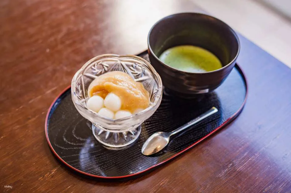 Special guided tour of the Kobayashi Museum of Art in Osaka and a leisurely half-day trip to enjoy Japanese sweets.