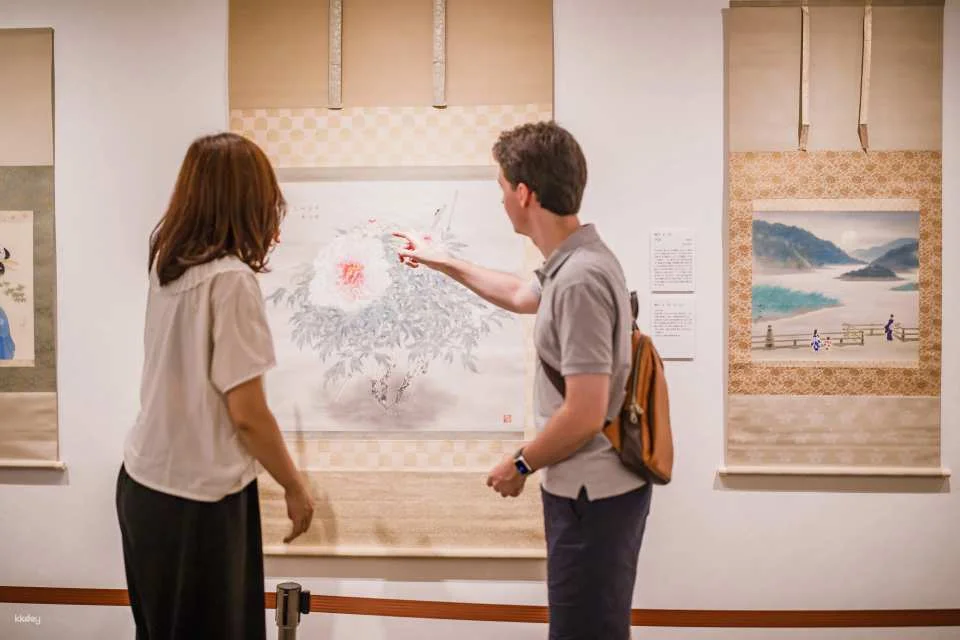Special guided tour of the Kobayashi Museum of Art in Osaka and a leisurely half-day trip to enjoy Japanese sweets.