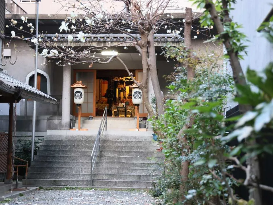 Osaka: Quiet Zen Retreat at a Temple at Night (60 mins)