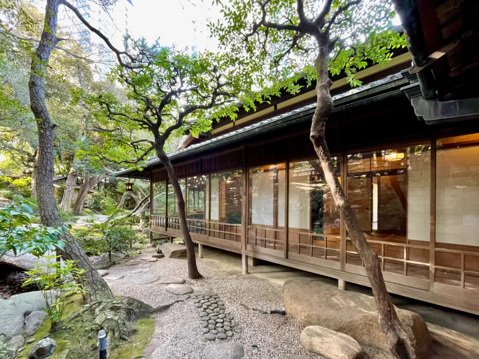 Experience making fresh matcha in an authentic Japanese space [Ticket to the adjacent art museum included]