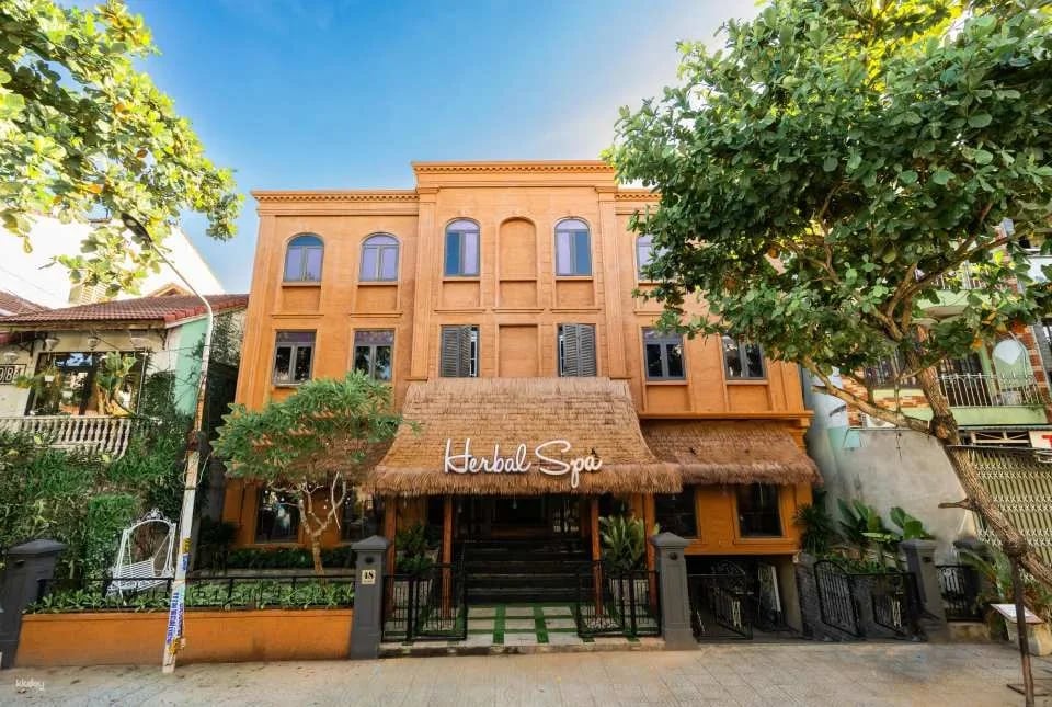 Herbal Spa Hoi An Massage Experience | All-Natural Essential Oil Therapy + Complimentary drinks (Tea, Fruit & Snack)