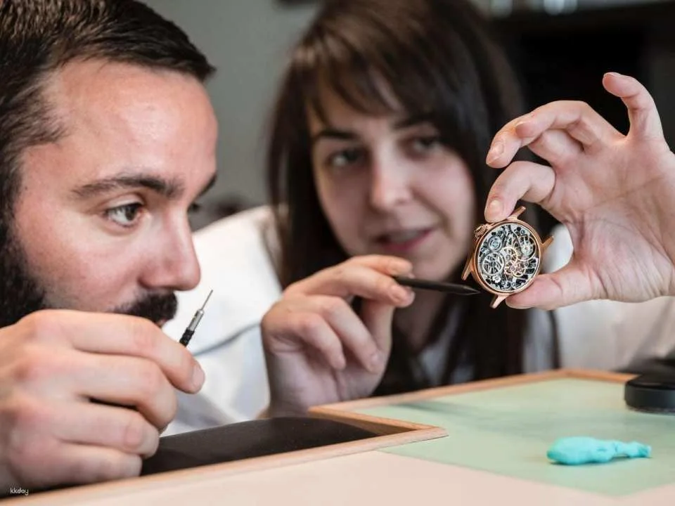 Full-day watchmaking course including lunch and a watch to take home