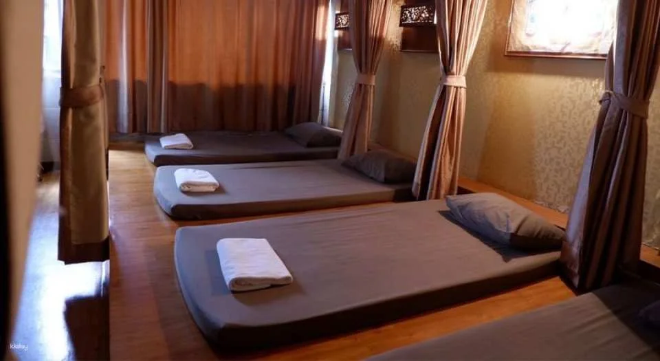 Nuch Massage (Sukhumvit 24) by Lek | Thailand
