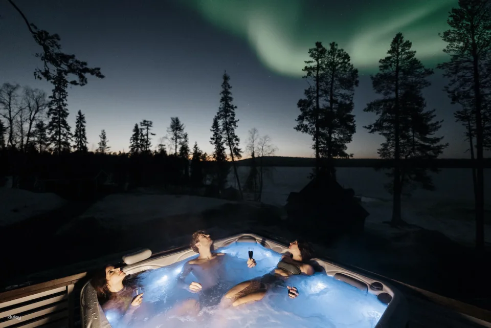 Private Arctic Forest Sauna and Jacuzzi with Northern Lights | Finland (570619)