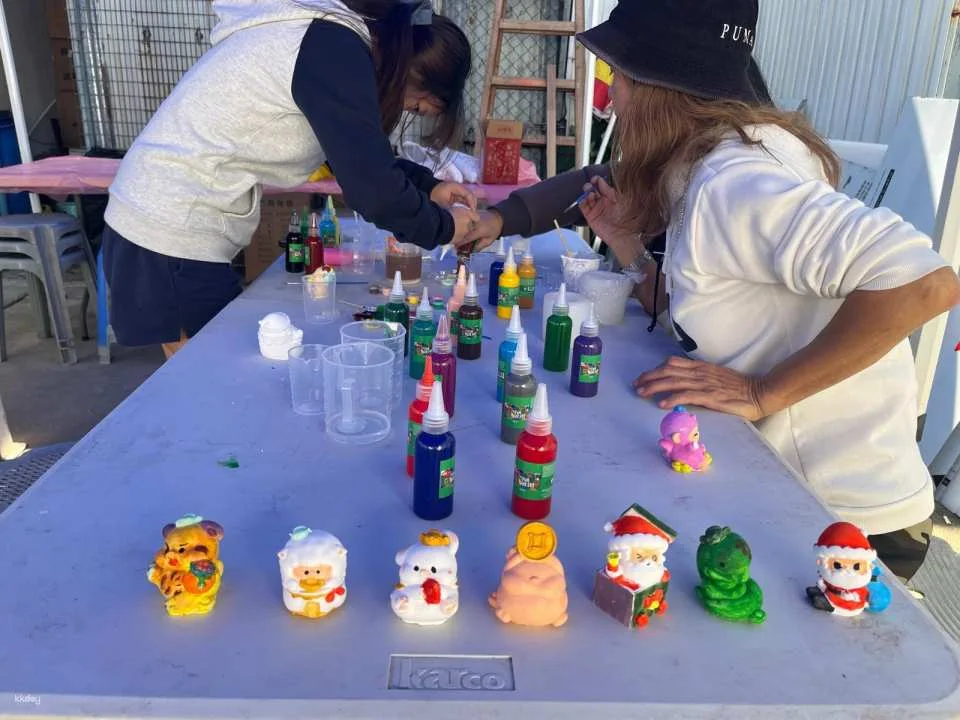 [KKday Family-Friendly Destination] Tai O Dolphin Plaster Doll and Chinese Zodiac Plaster Doll Painting Workshop | Includes Tai O sightseeing boat tour ticket to track Indo-Pacific humpback dolphins