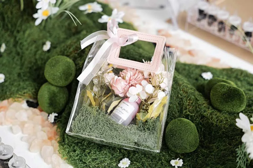 Ho Chi Minh City | Perfume and Floral Gift Box Workshop | With Instructor