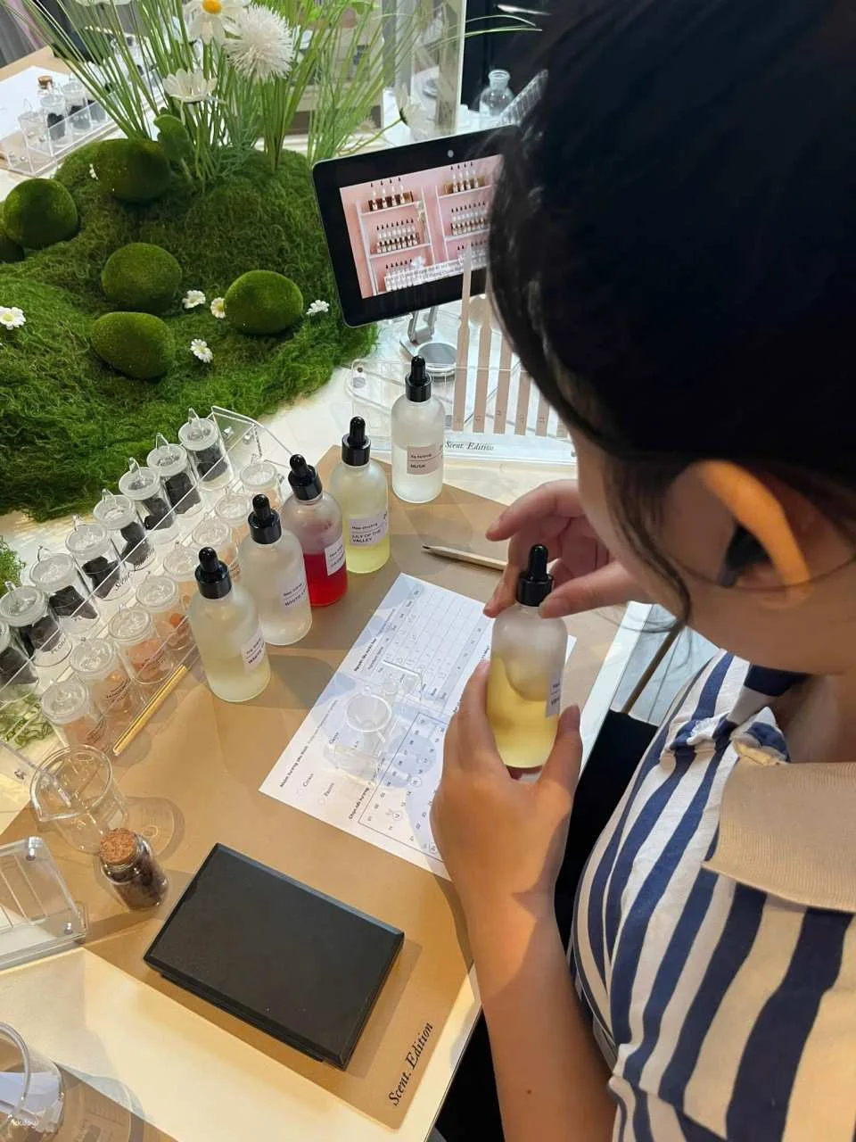 Ho Chi Minh City | Perfume and Floral Gift Box Workshop | With Instructor