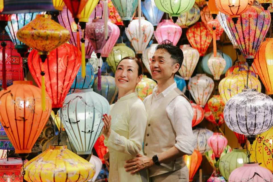 1-Hour Hoi An Night Photography: River Boat Ride & Glowing Lanterns