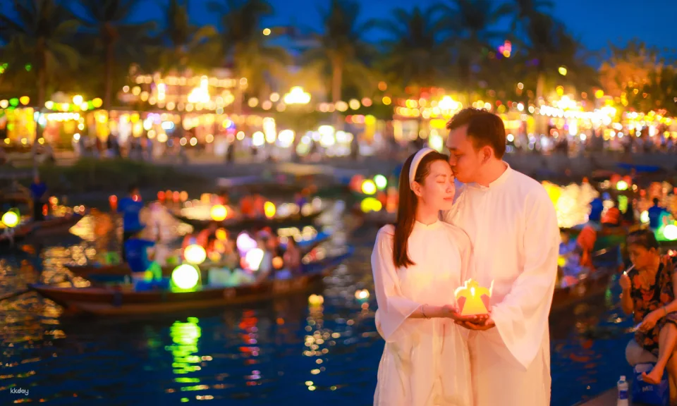 1-Hour Hoi An Night Photography: River Boat Ride & Glowing Lanterns