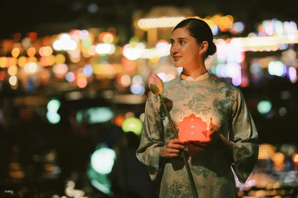 1-Hour Hoi An Night Photography: River Boat Ride & Glowing Lanterns
