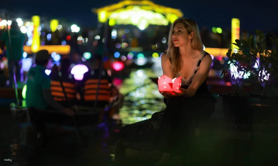 1-Hour Hoi An Night Photography: River Boat Ride & Glowing Lanterns