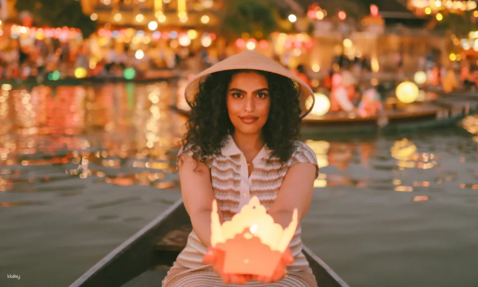 1-Hour Hoi An Night Photography: River Boat Ride & Glowing Lanterns