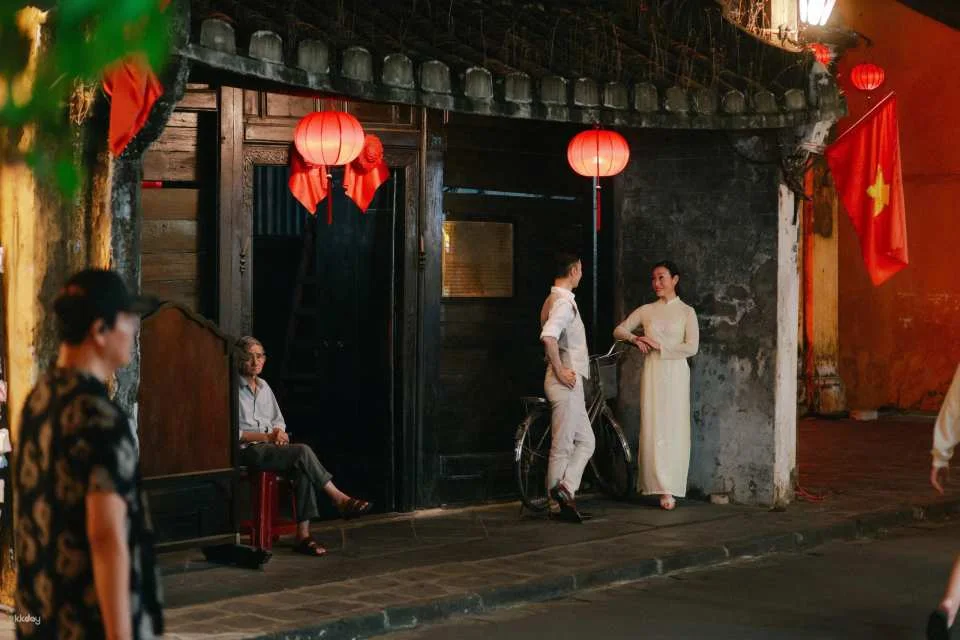 1-Hour Hoi An Night Photography: River Boat Ride & Glowing Lanterns