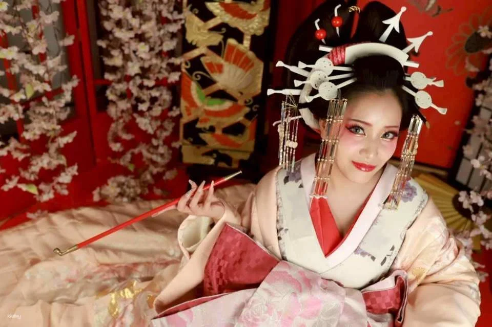 A photo shoot experience transforming into a courtesan in Nakasu, Fukuoka, Japan | Courtesan / Courtesan x Samurai / Boat tour